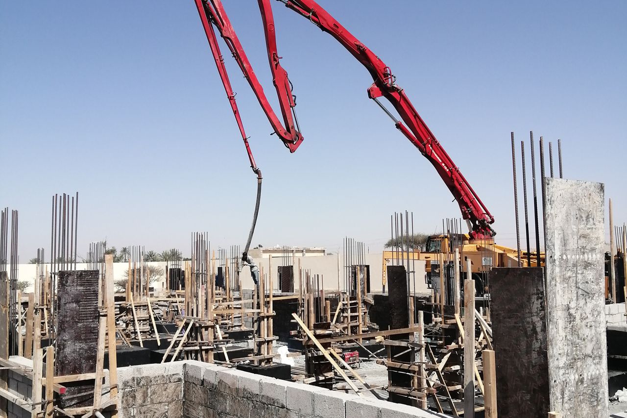Beton pompası bomu ile perde ve kolon betonu dökümü