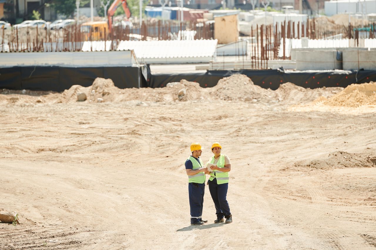 ST Beton ekibi şantiye sahasında keşif ve planlama yaparken