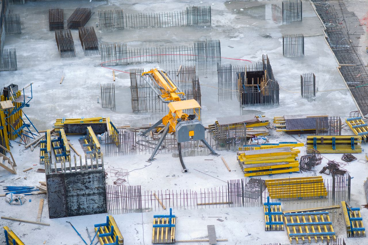 Beton pompası ile temel ve kolon dökümü yapılan şantiye sahası